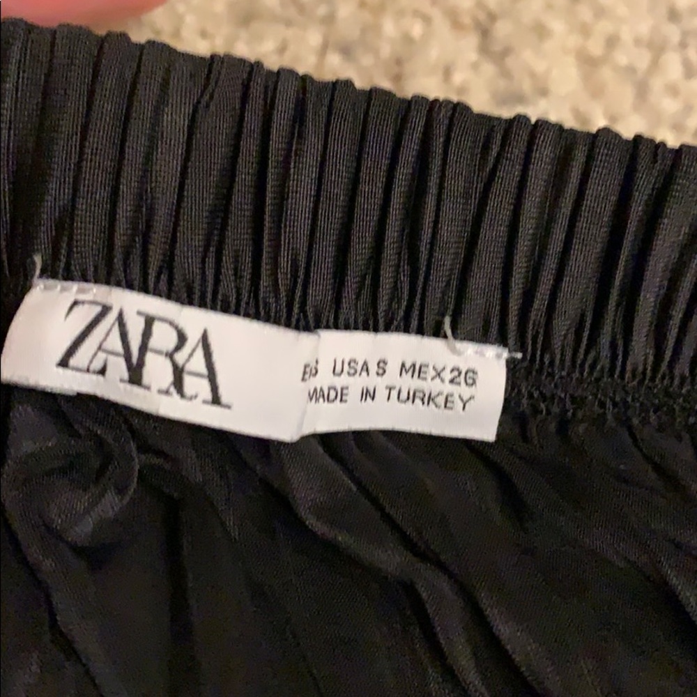 ZARA pleaded black skirt - Picture 2 of 3